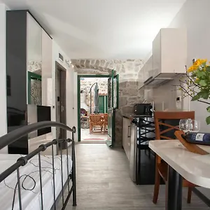 Appartement & Kartolina, Split